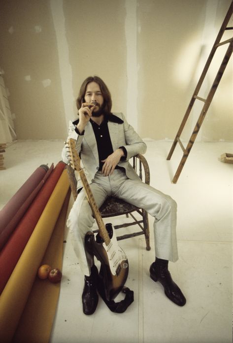 Eric Clapton during the cover shoot for his debut album (1970, photo by Barry Feinstein). Cream Eric Clapton, Eric Clapton Slowhand, Derek And The Dominos, Best Guitar Players, The Yardbirds, Mötley Crüe, Guitar Hero, Eric Clapton, Music Legends