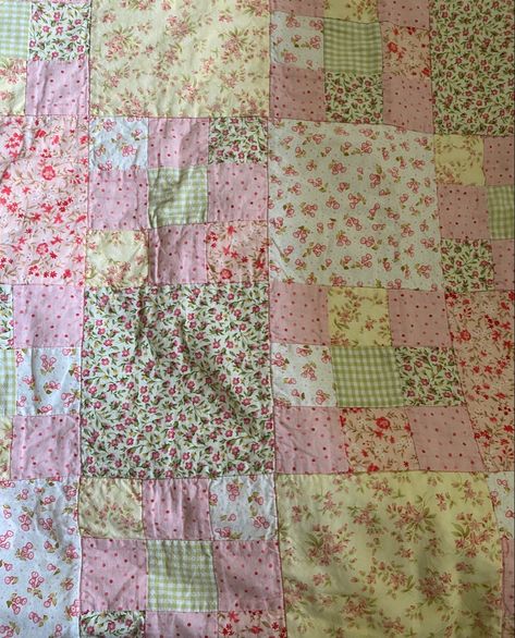 Aesthetic Quilt Patterns, Pink Green And Brown Aesthetic, Quilts Aesthetic, Quilting Aesthetic, Aesthetic Quilts, Aesthetic Quilt, Quilt Aesthetic, Patchwork Bedding, Lovegood Aesthetic