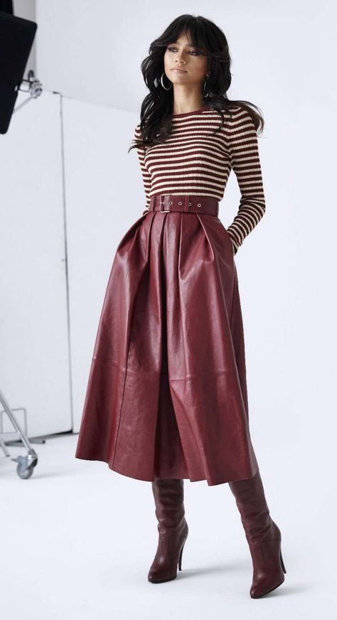 Leather Midi Skirt Outfit, Skirts And Boots, Looks Adidas, Trending Colors, Leather Skirt Outfit, Unique Skirts, Midi Skirt Outfit, Casual Outfit Inspiration, Moda Chic