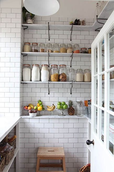 azulejo branco metrô despensa com prateleiras de mármore - Remodelista via Atticmag Open Pantry, Subway Tiles, White Brick, Pantry Storage, Trendy Kitchen, Kitchen Pantry, Dream Kitchen, 인테리어 디자인, Kitchen Inspirations