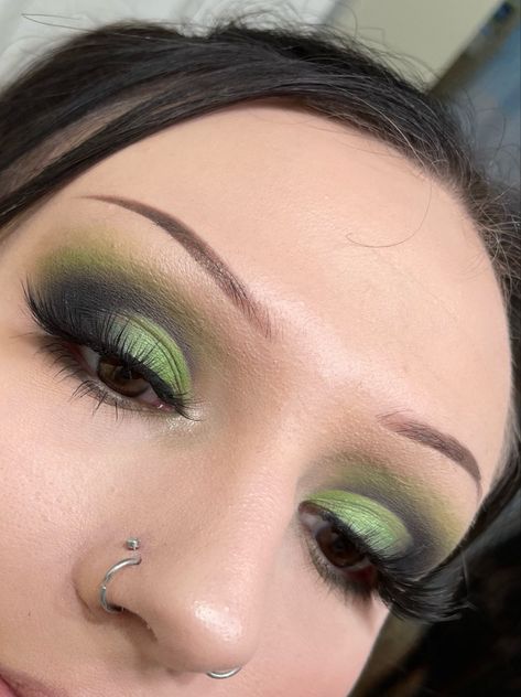 Green Makeup Alternative, Green Crease Eyeshadow, Green Eye Makeup On Brown Eyes, James Charles Eyeshadow Looks, James Charles Palette Looks Green, Dark Green Eye Makeup Hooded Eyes, Green Glam Eyeshadow, Dark Green Eye Makeup Looks, Green Contour Witch Makeup