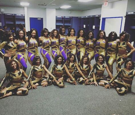 Majorette Pfp For Tiktok, Majorette Pfp, Majorette Aesthetic Wallpaper, Majorette Wallpaper, Hbcu Majorette Aesthetic, Majorette Group Pictures, Majorette Pictures, Majorette Dance Uniforms Purple, Terrifying Halloween Costumes