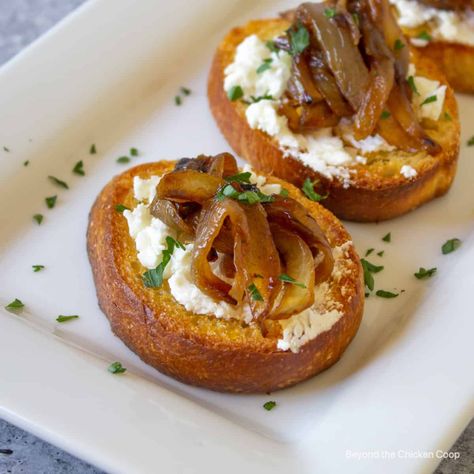 A delicious and elegant appetizer that's easy to make. This crostini with goat cheese and caramelized onions is full of flavor. Make the caramelized onions yourself or buy premade onion marmalade. Fresh Parsley Recipes, How To Carmalize Onions, Onion Appetizers, Toasted Crostini, Parsley Recipes, Goat Cheese Crostini, Crostini Appetizers, Carmelized Onions, Easy To Make Appetizers