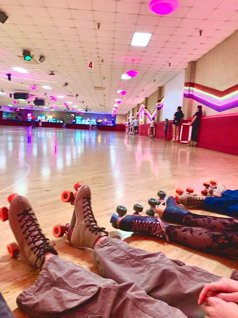 Roller Skating Outfits Aesthetic, Outfits Disco, Roller Skating Outfits, Skate Aesthetic, Skating Aesthetic, Roller Rink, Skater Aesthetic, Summer Goals, Summer Plans