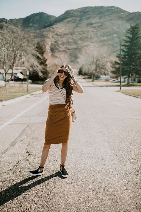 Tube Skirt Outfit, Pencil Skirt Sneakers, Brown Skirt Outfit, Pencil Skirt Outfits Casual, Sneakers Outfit Work, Skirt Outfit Casual, Suede Pencil Skirt, Skirt Diy, Panel Skirt