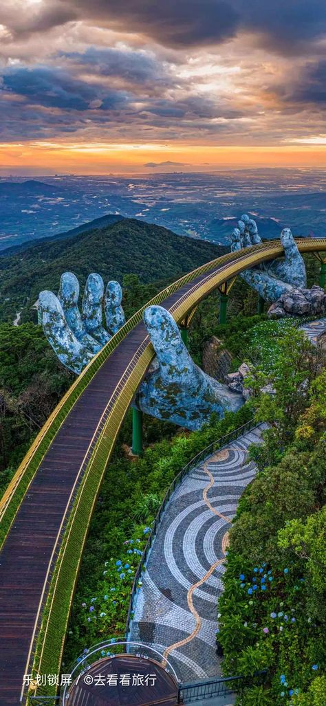 Vietnam. Bridge "Hands of God" Da Nang Vietnam, Beautiful Vietnam, Cambodia Travel, Vietnam Tours, Earth Homes, Hanoi Vietnam, Nature View, Rural Area, Vietnam Travel