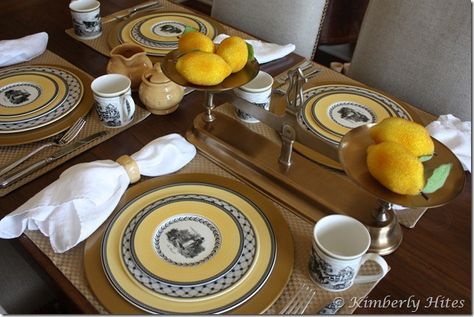 Villeroy and Boch Audun Tablescape Yellow Table Setting, Dallas House, Villeroy And Boch, Yellow Table, Fall Table Settings, China Dishes, Home Black, Fall Table, Thanksgiving Decor