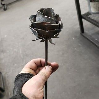 How to Make a Metal Rose : 5 Steps (with Pictures) - Instructables Metal Welding, Diy Welding Projects, How To Make Metal, Cool Welding Projects, Metal Roses, Blacksmith Projects, Diy Welding, Welding Art Projects, Metal Working Projects