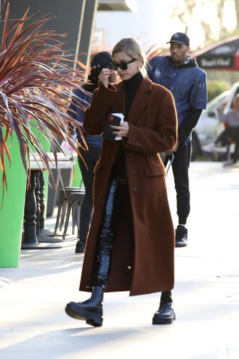 Hailey Baldwin's Leggings Prove That The Wardrobe Staple Can (Actually) Be Really Chic Brown Coat Outfit, Europe Clothes, Long Brown Coat, Hailey Baldwin Style, Boot Fashion, Casual Basics, Coat Street Style, Winter Fit, Oversized Sweaters