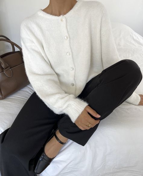 Cardigan Over Sweater, White Button Up Cardigan Outfit, White Button Cardigan Outfit, Clean Winter Outfit, One Button Cardigan Outfit, White Pullover Outfit, Buttoned Cardigan Outfit, Comfy Casual Work Outfits, Wool Cardigan Outfit