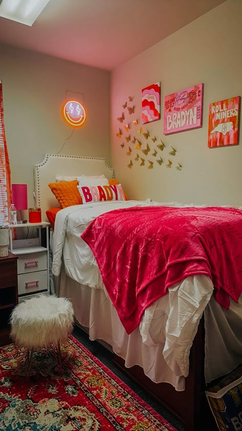 Pink Orange Blue Bedroom, Hot Pink Dorm Room Ideas, Pink And Orange Bedroom Ideas, Pink And Orange Dorm Room Aesthetic, Orange And Pink Room Aesthetic, Dorm Room Aesthetic Pink, Pink Orange Room, Orange Dorm Room Ideas, Pink And Orange Dorm Room