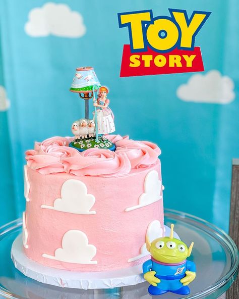 Natalie Martin, Disney Baker’s Instagram post: “Bo peep smash cake💞 I'm loving the Toy Story clouds against the light pink😍😍 I'm more of a Bro's over bo's 😂😂 when it comes to @toystory 4…” Toy Story Clouds, Bo Peep Toy Story, Toy Story Birthday Cake, Peeps Cake, Toy Story Party Decorations, Disney Birthday Cakes, Toy Story Theme, 4th Birthday Cakes, Toy Story Cakes