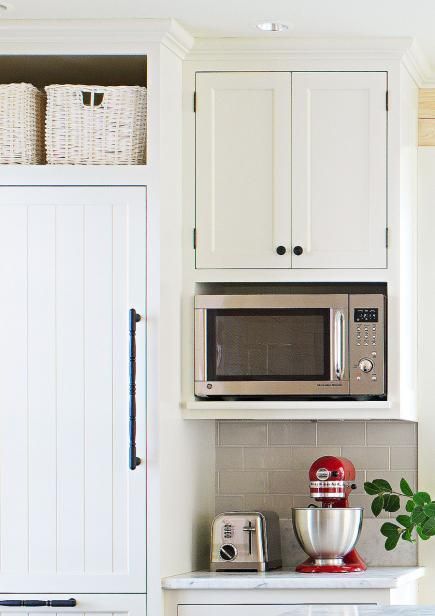 Doorless box units constructed above the refrigerator and/or under cabinets are easy, integrated solutions for storage baskets and a microwave. More from this kitchen: http://www.midwestliving.com/homes/decorating-ideas/country-kitchen-decorating-ideas/?page=5 Microwave Cabinet, Microwave Shelf, Ikea Inspiration, Midwest Living, Microwave In Kitchen, Decor Ikea, Kitchen Pantry Design, Country Kitchen Decor, Kitchen Decorating