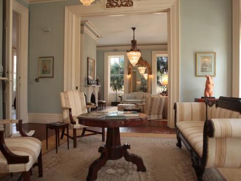 Charleston Homes Interiors, Charleston Home Decor, Charleston Decor, Style Living Room Ideas, Old House Decorating, Historic Home Interiors, Hgtv House, Georgian Mansion, Charleston Style