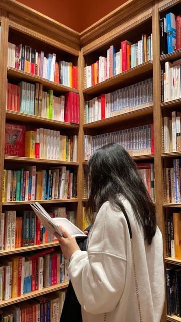 Harry Potter Vibes, Library Photo Shoot, Eid Looks, Cho Chang, Library Aesthetic, Photography Posing Guide, Girl Reading, Foto Pose, Portrait Poses