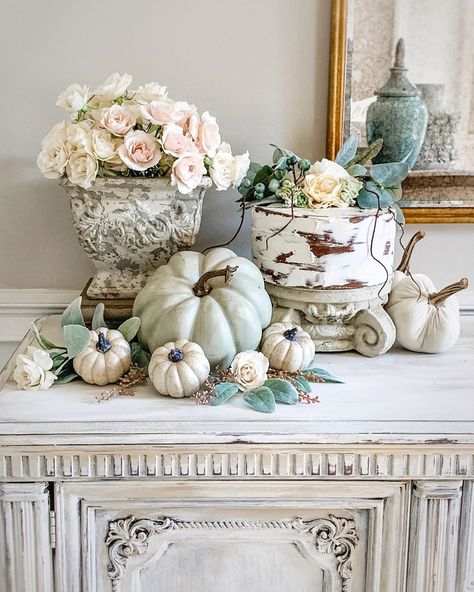 Pamela |Home On Fern Hill on Instagram: “Pumpkins, muted tones and a beautiful faux cake make a fun vignette don’t you think? Day 2 of small shop love goes to @everythingdawn !…” Shabby Chic Homes Farmhouse Style, Shabby Chic Outfits, Bristol Connecticut, Shabby Chic Fall, Faux Cake, French Vintage Decor, French Farmhouse Decor, Chic Bedroom Decor, Shabby Chic Home