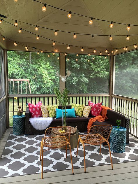 Happy Summer, all! I hope you had a fun Independence Day weekend! Nothing beats time with friends and family! Check out this shot I got on my phone! An ou Design Per Patio, Interior Design Blogs, Screened Porch Designs, Bantal Sofa, Florida Room, Patio Party, Screened In Patio, Design Blogs, House With Porch