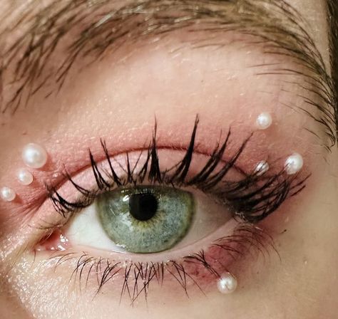 Aphrodite Makeup, Pearl Eye Makeup, Makeup Looks Prom, Hippie Makeup, Gold Makeup Looks, Crystal Makeup, Pink Eye Makeup, Graduation Makeup, Simple Eye