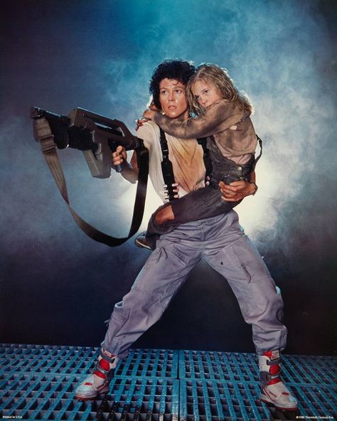 Ripley & Newt - Aliens (1986) Sigourney Weaver Alien, Alien Sigourney Weaver, Alien Ripley, Alien Movies, Aliens 1986, Alien 1979, Sigourney Weaver, Ju Jitsu, Aliens Movie