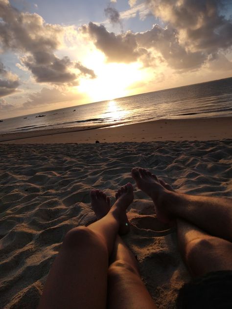 beach couple Beach Selfie Ideas For Couples, Beach Couple Aesthetic Faceless, Cute Couple Pics On The Beach, Save The Date Beach Ideas, Couple Poses In Beach, Couple Beach Pictures Romantic, No Face Couple Aesthetic, Cute Couple Beach Pictures, Couples Beach Pics