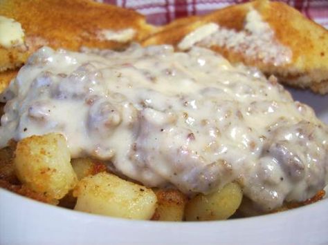 Hamburger White Gravy Recipe, White Hamburger Gravy, Biscuits And Gravy With Ground Beef, Hamburger Gravy Over Biscuits, Hamburger Breakfast Recipes, Breakfast Gravy Recipe Easy, Breakfast Biscuits Recipe, Breakfast Gravy Recipe, Hamburger Gravy Recipe