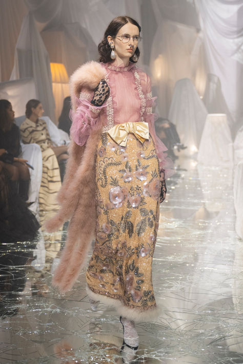 Alessandro Michele invites the curiosities of life— the moments that make existence memorable— into his new runway collection, culminating in an abundance of lavish forms, from bow-adorned dresses to sequined garments and embroideries of all kinds. Valentino Runway, Catwalk Collection, Valentino Couture, Afghan Clothes, Alessandro Michele, Spring Fashion Trends, Runway Collection, Fashion Books, Italian Fashion