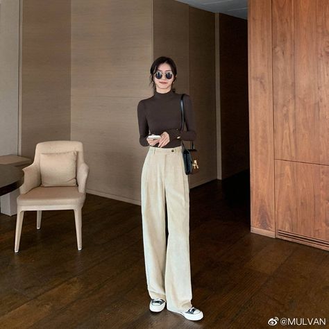 Minimalist Outfits Women Korean, Fitted Longsleeves Outfit, Korean Minimalist Outfit, Simple Work Outfits, Casual College Outfits, Classy Work Outfits, Fashionista Clothes, Classy Casual Outfits, Korean Girl Fashion