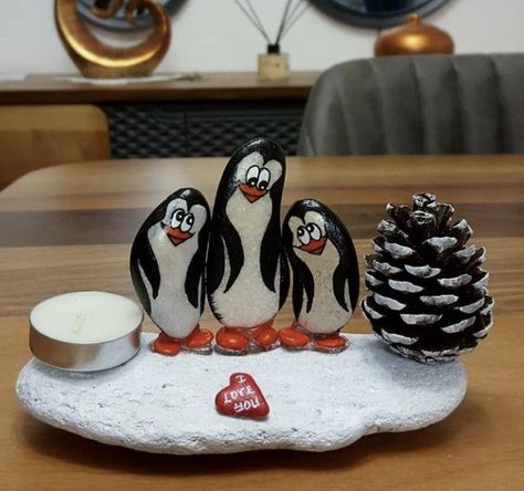 Christmas Pebble Art, Stone Pictures Pebble Art, Diy Rock Art, Stone Art Painting, Painted Rocks Craft, Painted Rocks Diy, Rock Painting Patterns, Art N Craft, Rock Painting Designs