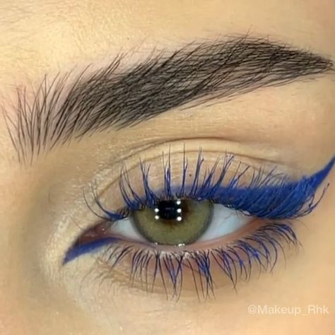 Mascara Bleu, Eyeliner Eye Makeup, Blue Eyeliner Makeup, Video Blue, Vampire Bride, Blue Mascara, Blue Eyeliner, Swag Makeup, Eye Makeup Pictures