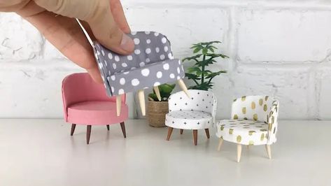 Diy Modern Dollhouse Furniture, Miniature Chair Diy Tutorials, Barbie Chair Diy, Miniature Chair Diy, Doll Chair Diy, Round Dollhouse, Lps House, Dollhouse Renovation, Barbie Furniture Tutorial