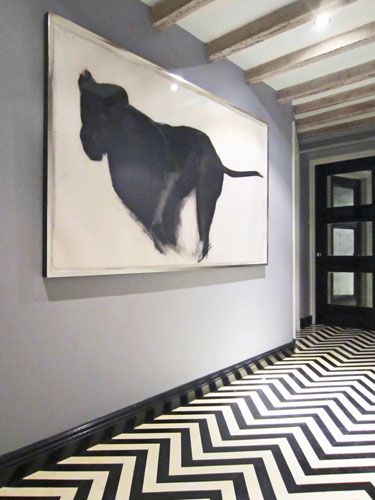 Black and white chevron painted floor. Black And White Flooring, Floor Pattern Design, White Flooring, Marble Flooring Design, White Marble Floor, Plywood Flooring, Painted Floor, Beauty Salon Interior, Concrete Furniture