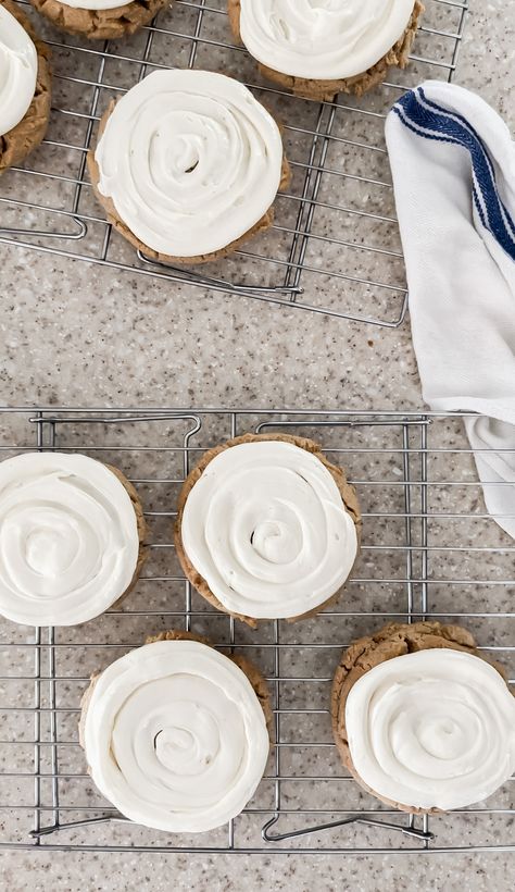 crumbl dupe: ny cheesecake cookies Ny Cheesecake, Cheesecake Cookies Recipes, Raspberry Cheesecake Cookies, Cheesecake Cookie, Cheesecake Frosting, Graham Cracker Cookies, Creamy Pasta Sauce, Cracker Cookies, Marshmallow Cream