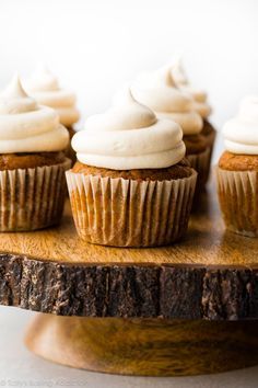 Super moist and easy pumpkin spice cupcakes with delicious cream cheese frosting on top! Easy recipe on sallysbakingaddiction.com Pumpkin Cupcake Recipes, Sallys Baking, Pumpkin Cupcake, Cupcakes With Cream Cheese Frosting, Cream Cupcakes, Sally's Baking, Overnight Oat, Stroopwafel, Salty Cake