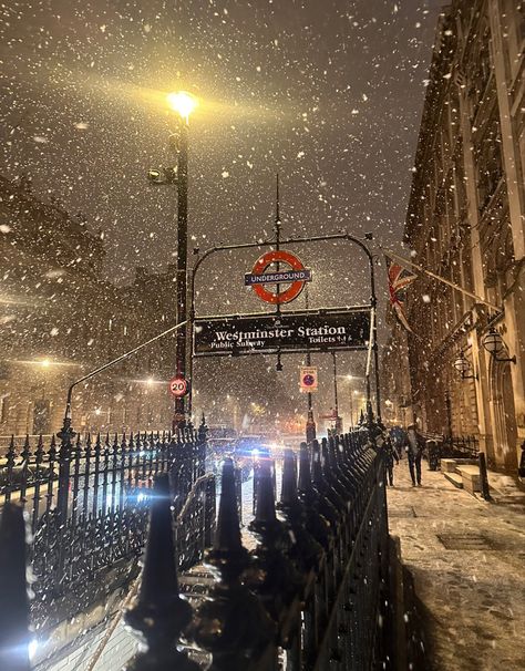 Snowy London, London City View, December Vibes, Westminster Station, British Winter, London Snow, Comfy Aesthetic, Winter London, Christmas In London