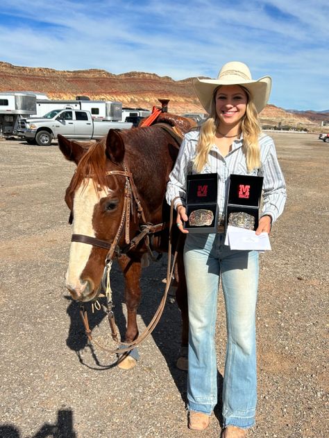 Stockshow Outfits, Rodeo Photos, Barrel Racing Outfits, Rodeo Hair, Barrel Racing Tack Rodeo, Country Best Friends, Cute Western Outfits, Rodeo Girls, Western Photography