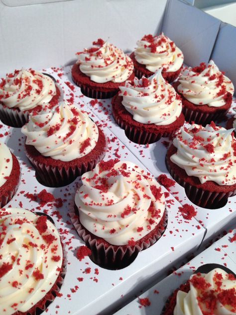 Red velvet cupcakes with cream cheese frosting Cupcakes Decoration Red Velvet, Decorated Red Velvet Cupcakes, 19 Birthday Cupcakes, Red Cupcakes Decoration, Red Velvet Cupcakes Aesthetic, 18th Birthday Party Ideas Red, Red Velvet Cupcakes Decoration, Red And White Cupcakes, Comidas Halloween