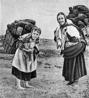 Historical Geography. 1900. Ireland. Irish peasant women bending willing shoulders to their well-filled baskets of fuel. Irish Folk Art, Traditional Irish Clothing, Irish Folk, Irish Dress, Irish Clothing, Irish Ancestry, Irish Folklore, Antique Photography, Irish History