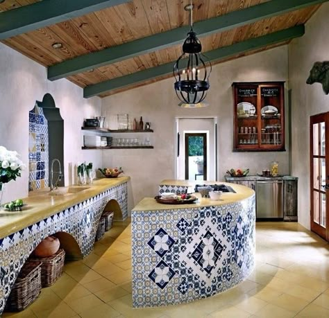 Mexican Style Kitchens, Mexican Style Homes, Spanish Style Kitchen, Spanish Home Decor, Hacienda Style Homes, Mexico House, Mexican Home Decor, Mexican Home, Balcony Ideas Apartment