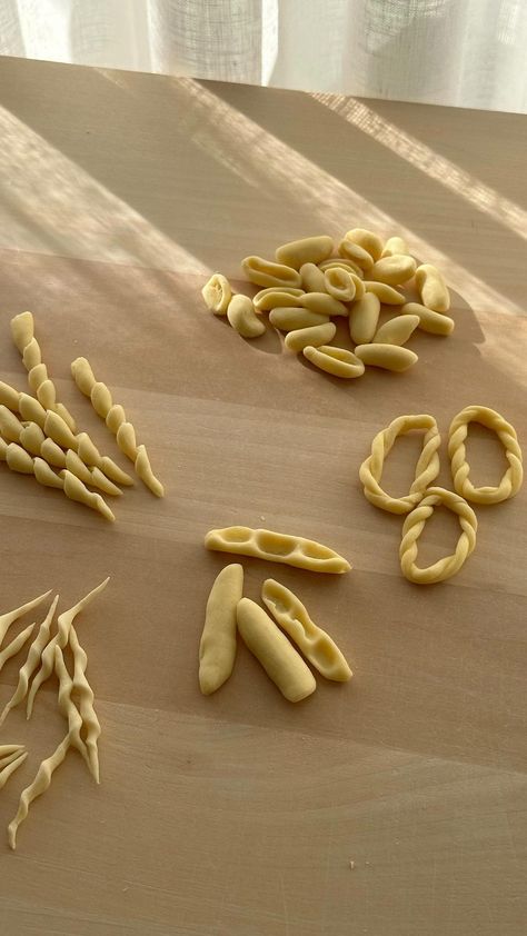 I’m back with another instalment of this series that so many of you seem to love! Five pasta shapes all made entirely by hand - no tools… | Instagram Pasta Dough Recipes, Egg Pasta, Handmade Pasta, Ideal House, Pasta Dough, Pasta Lover, Pasta Fresca, Pasta Shapes, Common Names