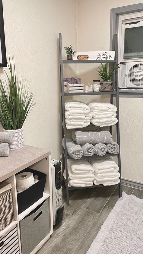 Spa Room Organization, How To Make A Small Bathroom Feel Like A Spa, Spa Bathroom Diy, Diy Home Spa Room Decorating Ideas, Home Spa Ideas Decor, Bedroom Esthetics Ideas, Spa Esthetic Bathroom, Bathroom Tables Ideas, Spa Bathroom Accessories