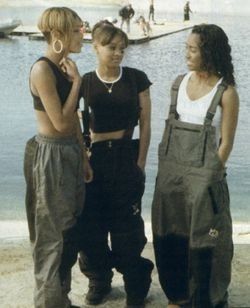 Awesome Behind-the-Scenes Photos From the Sets of Famous Music Videos Chili Tlc, 90s Tlc, Tlc Outfits, Lisa Lopes, Look Hip Hop, Estilo Gangster, Lisa Nicole, Black 90s Fashion, Sup Girl