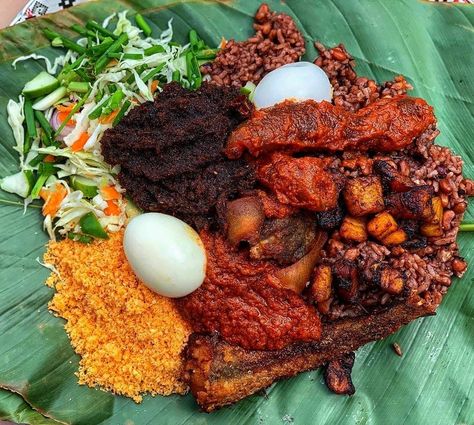 Ghanaian Foods on Instagram: “Mid week vibes! The ultimate lit breakfast for the everyday street food life 😋👌🏿 We are drooling! Delicious Ghana. Thanks for sharing and…” Ghana Food, Natural Spices, Ghanaian Food, West African Food, Africa Food, Jollof Rice, Nigerian Food, African Food, International Recipes