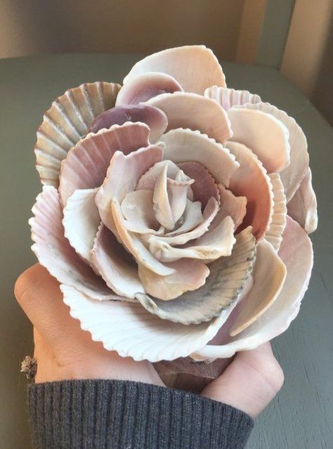 What To Do With Shells, Beachy Crafts, Seashell Art Diy, Art Coquillage, Seashell Projects, Shell Flowers, Shells Diy, Arts And Crafts Furniture, Shell Crafts Diy