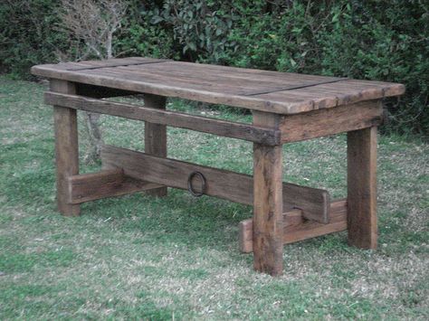 Kitchen Table from Old Wood Door....maybe a craft table or work station Old Wood Projects, Chicken Houses, Old Wood Table, Old Wood Doors, Farmhouse Old, Wood Tables, Barn Plans, Outdoor Sheds, Diy Holz