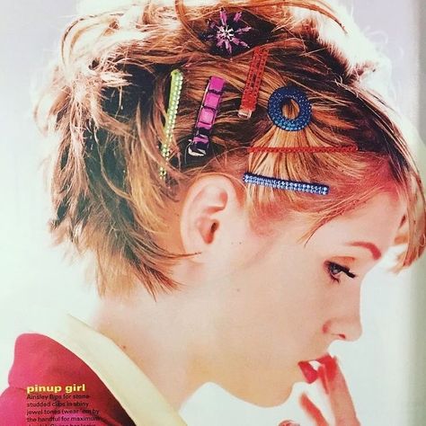 Short Quirky Hair, Barettes Hairstyles Short Hair, Fun Hair Clips, Short Hair With Clips, Hair Clips Short Hair, Quirky Hair, Y2k Magazine, 90s Hairstyles, Funky Hairstyles