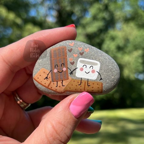 S'Mores Camping Rock Art Food Painting Rocks Inspo Happy Camper Painted Rocks, Campfire Painted Rock, Camping Canvas Painting Ideas, Camping Painted Rocks Ideas, Camping Rock Painting, Camping Painting Easy, Camper Painted Rocks, Rocks Painted Like Food, Camping Painted Rocks