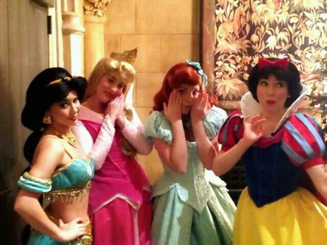 My friend Rachel (Jasmine) and her fellow princesses in Disney World. Disneyland Face Characters, Disney World Princess, Disneyland California Adventure, Disney Cast, Disney Face Characters, Disney Side, Disney Cosplay, Face Characters, Disney Costumes