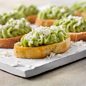 AVOCADO MOUSSE CROSTINI WITH FETA Avocado Mouse, Mouse Recipes, Avocado Dessert, Avocado Mousse, Avocado Salat, Creole Recipes, Blue Flame, Veggie Tray, Mousse Recipes