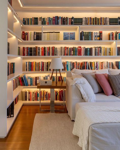 White Library, Lots Of Books, Home Library Design, Home Libraries, Dream Apartment, Dream House Interior, Home Library, Dream Rooms, Book Shelf