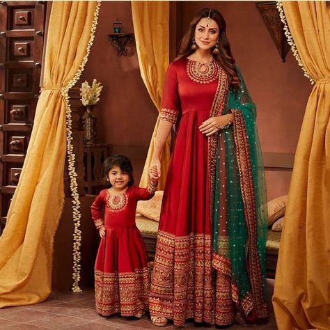 Mother Daughter Matching Outfits Ideas For Wedding! Mommy Daughter Dresses, Mom Daughter Matching Dresses, Indian Dresses For Kids, Mom And Baby Dresses, Blouse Lehenga, Mom Daughter Outfits, Daughter Outfits, Mother Daughter Fashion, Mother Daughter Matching Outfits